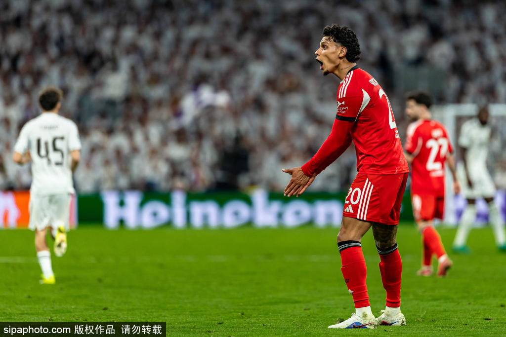 本菲卡球员向维尼修斯要球衣，球迷怒喷：滚出去！尊重本菲卡